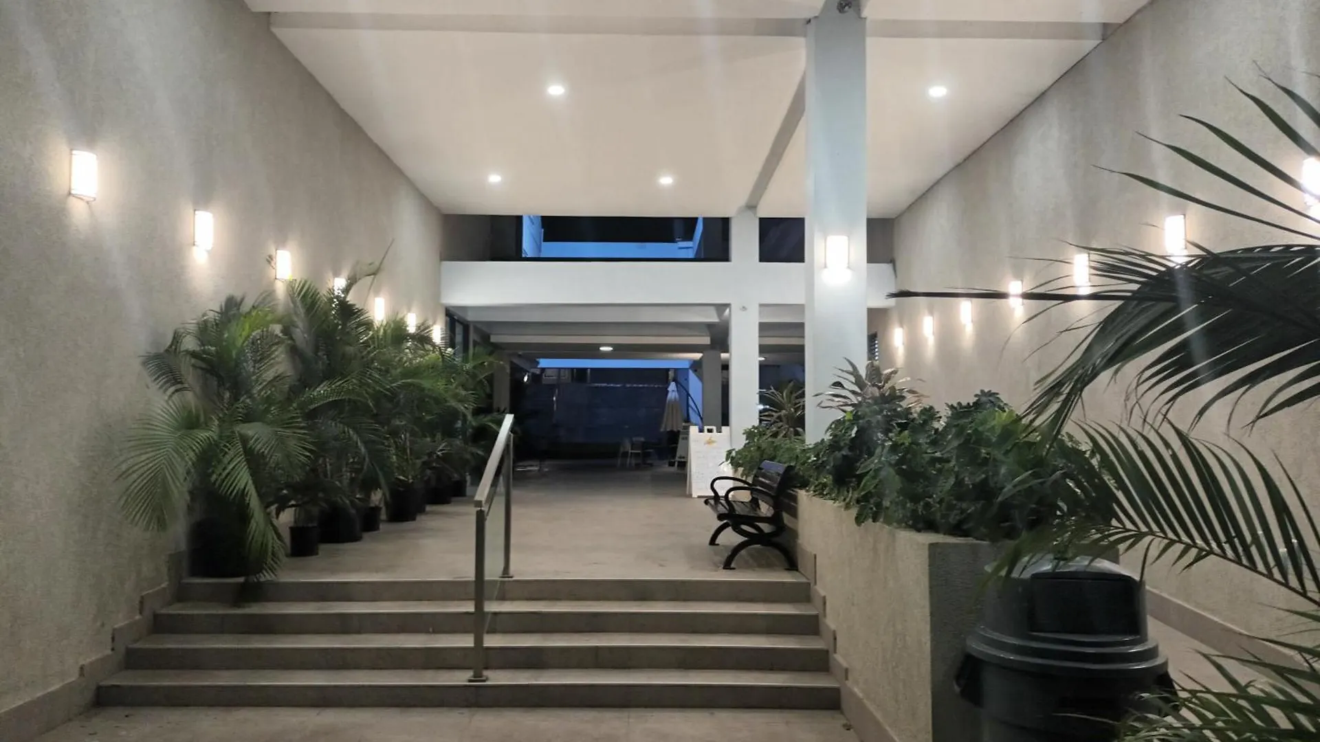 Apartment Oceanfront Condo W/ Free Parking + High Speed Wifi Negril